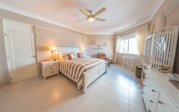 ห้องนอนใหญ่กว้างขวางพร้อมพัดลมและมีเครื่องปรับอากาศ