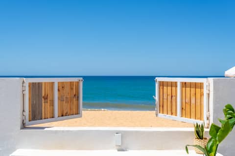 Top Airbnb: Your back garden is the beach! Luxury 3 bed em Montenegro