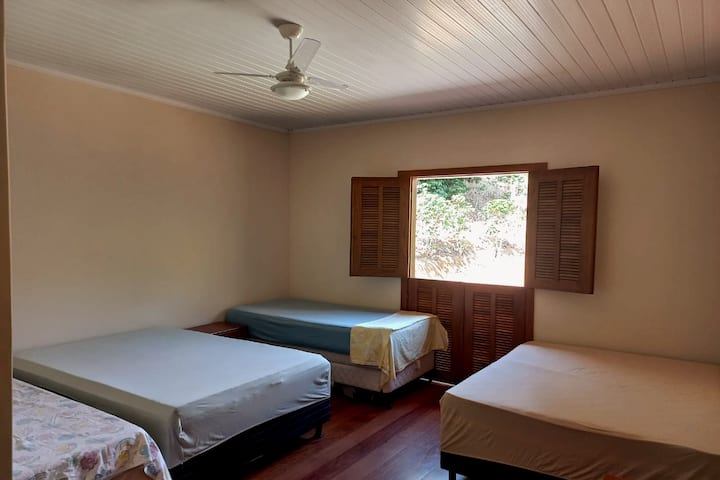 ห้องนอน 03 มีห้องน้ำในตัว เตียงคู่ 02 เตียง เตียงเดี่ยว 03 เตียง ตู้เสื้อผ้าและเครื่องทำความร้อน  ระเบียงที่มองเห็นป่าอตแลนติก