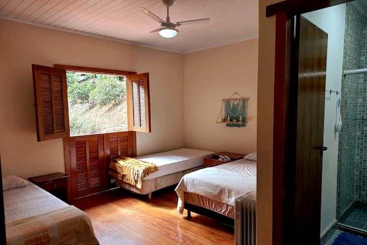 ห้องนอน 02 พร้อมห้องน้ำในตัว เตียงคู่ เตียงเดี่ยว 02 เตียง ตู้เสื้อผ้าและเครื่องทำความร้อน  ระเบียงที่มองเห็นป่าอตแลนติก