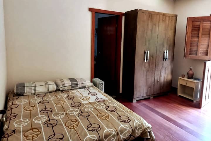 ห้อง 01 พร้อมชุดเตียงคู่ เตียงเดี่ยว ตู้เสื้อผ้าและเครื่องทำความร้อน  ระเบียงที่มองเห็นป่าอตแลนติก