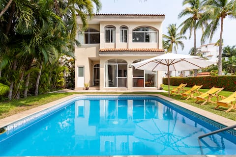 "House, 4 bedrooms, swimming pool, 100 meters from the beach, family-friendly."