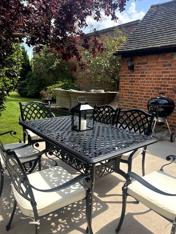 Family 4bd home in London with garden and parking gallery image 5