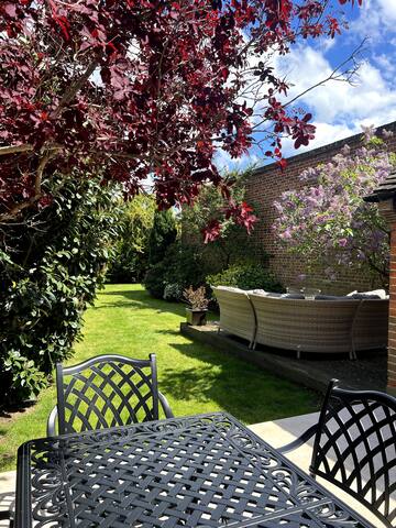 Family 4bd home in London with garden and parking gallery image 2