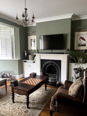 Family 4bd home in London with garden and parking