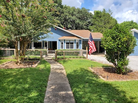 Quaint 3 bedroom home close to the bay