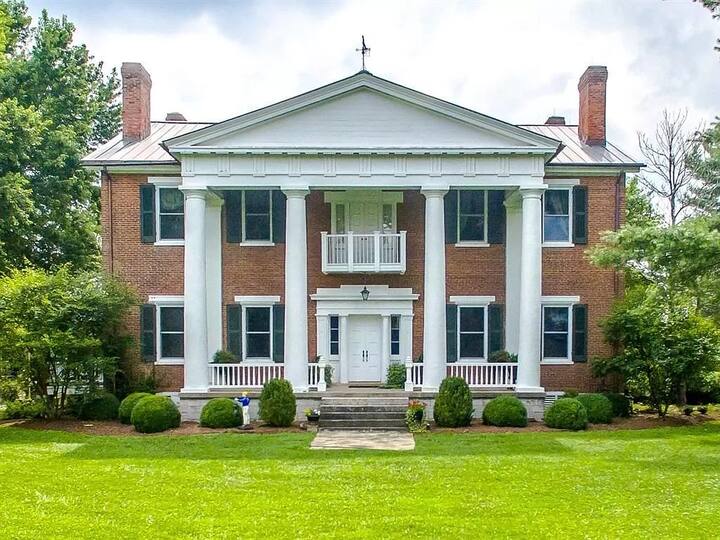 Historic Shelby Manor Master Suite at Danville, KY Farm stays for