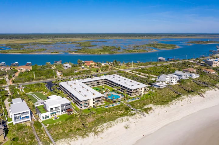 Beautiful 2 Bedroom Condo Overlooking Pool/beach - Crescent Beach, FL