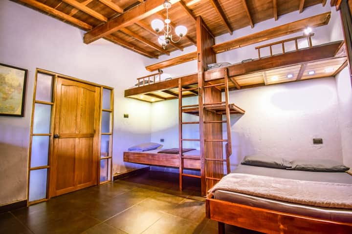 Dhoma kryesore 1 krevat dopio dhe 3 kabina.