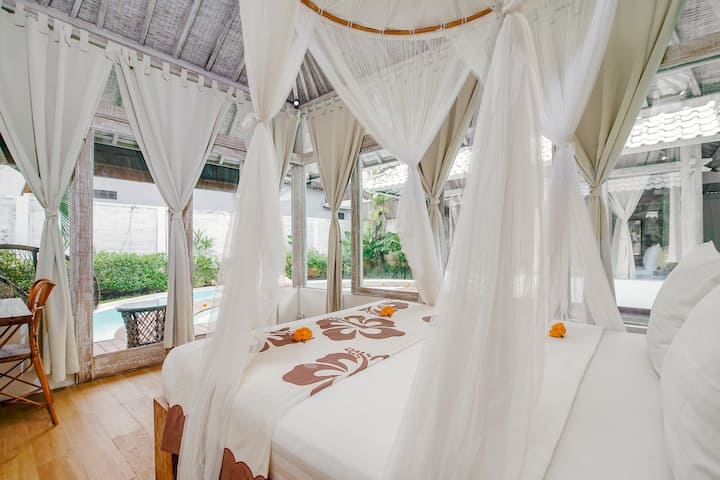 Ვილა ლაკსმანა სემინიაკის შუაგულში, ბალი. 2-საძინებლიანი კერძო ვილა საცურაო აუზით ქალაქის შუაგულში