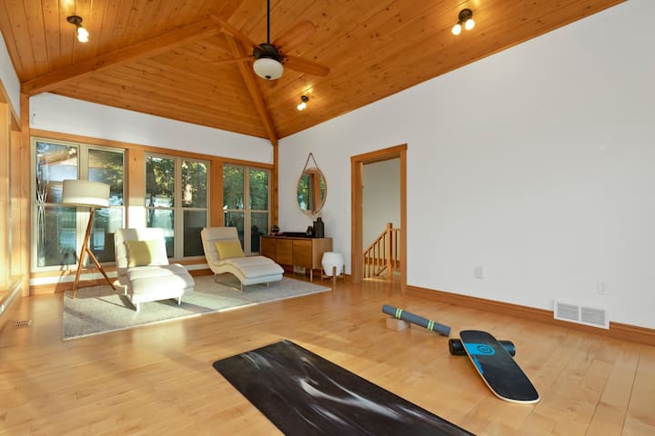 Yoga, sol y sala de lectura.
