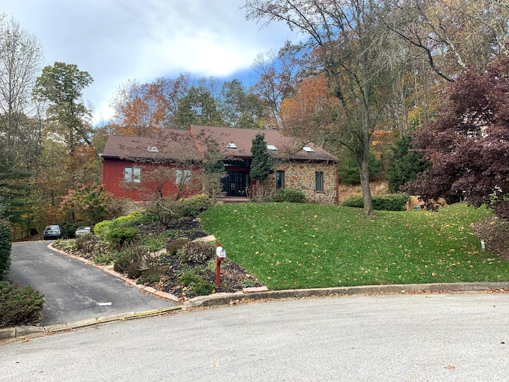 Vibrant bedroom with ensuite bathroom Houses for Rent in