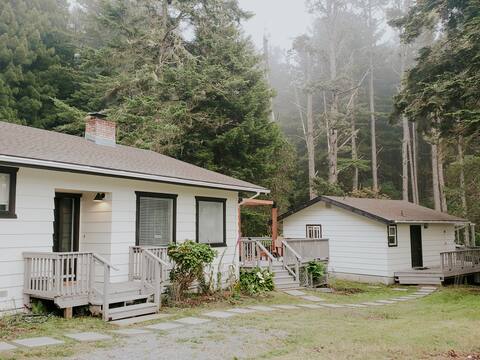 Modern & Tranquil ~ Mins to Coast ~ ♛Hot Tub ~ BBQ