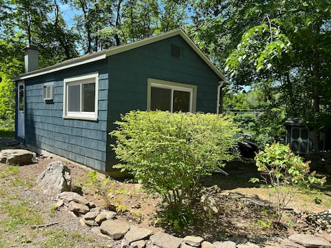 Small cottage with view of Coventry lake!
