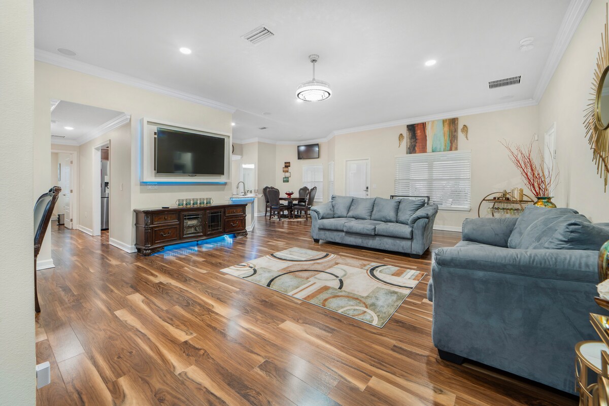 Dhomë familjare me 2 divane për fjetje, televizor me ekran 75 inç me kabllo dhe altoparlantë rrethues në tavan.