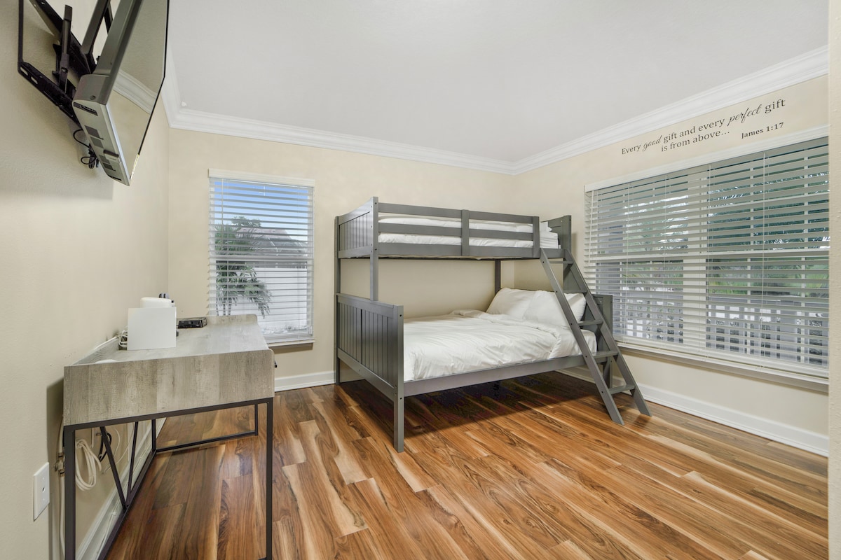 Dhoma e gjumit e vizitorëve 5, me krevat marinari me dy krevate, televizor kabllor 45 inç dhe një tavolinë pune për punë ose stacion lojërash.