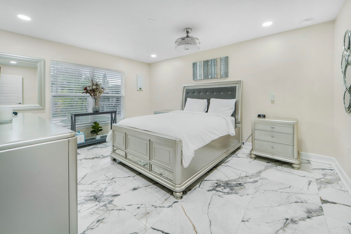 Dhoma kryesore e gjumit 1 krevat dopio "Queen" 65 inç, me banjë ngjitur me dollapët e tij dhe të saj, lavamanin dhe pasqyrën e tij dhe të saj, vaskë xhakuzi me radio, drita dhe avionë, dush dhe tualet privat. Ka gjithashtu një krevat fëmijësh dhe një karrige të lartë