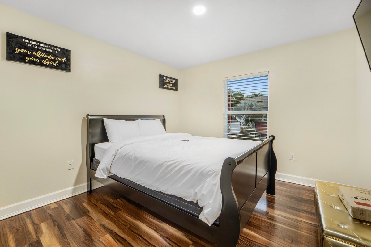 Krevat dopio "queen" për vizitorët me televizor kabllor 45 inç.