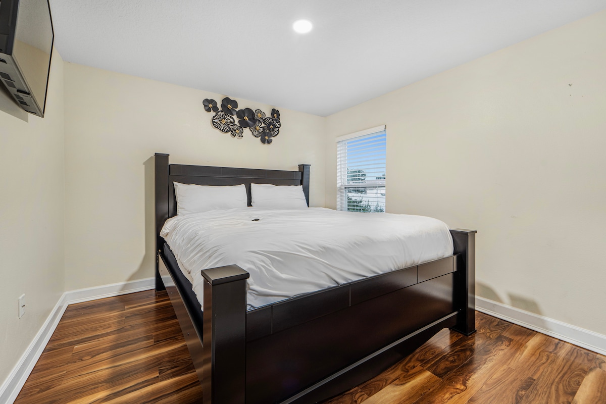 Dhomë gjumi për vizitorë me 3 krevate dopio "king" me televizor kabllor 45 inç