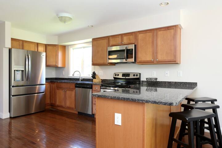 Entire 4 Bedroom Home in Middletown / Newport East gallery image 5