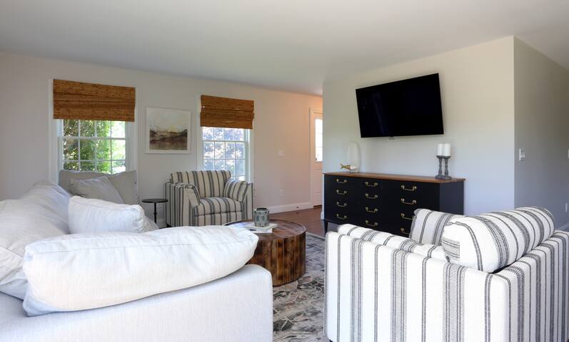 Entire 4 Bedroom Home in Middletown / Newport East gallery image 4