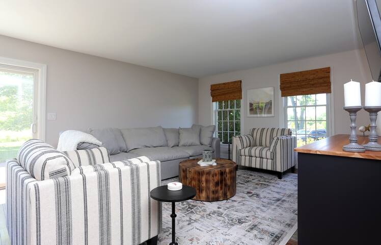 Entire 4 Bedroom Home in Middletown / Newport East gallery image 3