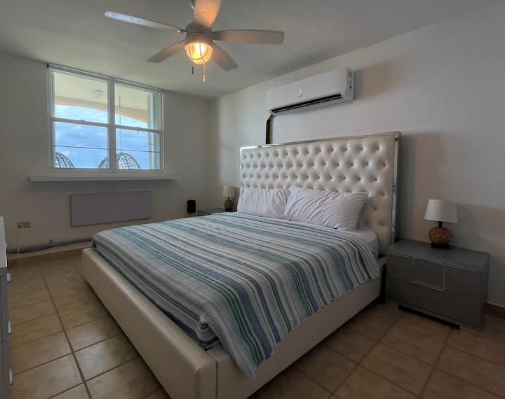 Მთავარი საძინებელი: დიდი საწოლი. Ის გადაჰყურებს პლაჟის ტერიტორიას