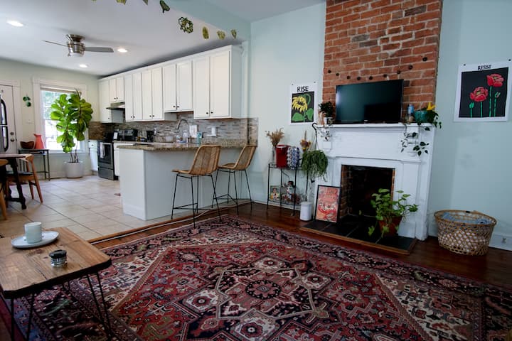 The Green House: A 1 Br Boho City Retreat - Richmond, VA