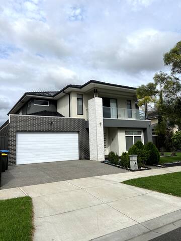 Beautiful Fully Furnished Luxury 4BR Home gallery image 2