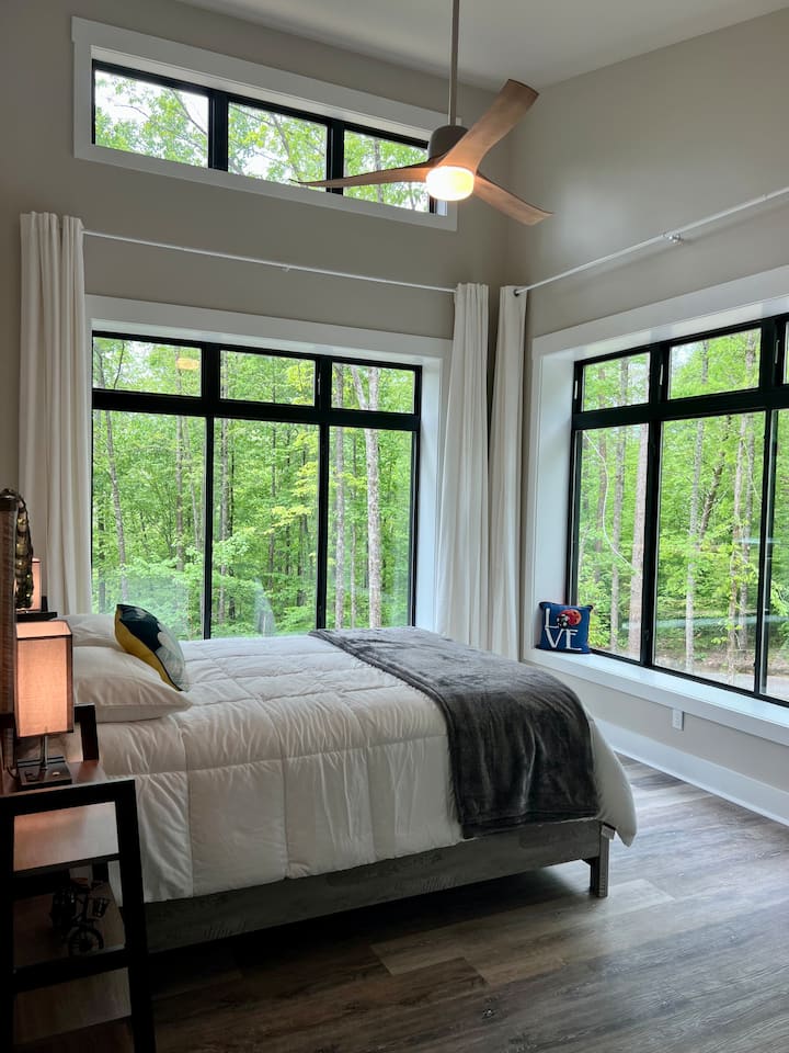 Hiki ni chumba cha kulala cha upande wa magharibi! Vyumba vyote viwili vya kulala vinafanana na vingine kisha mapambo 