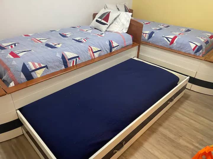 سرير متحرك مزدوج على عجلات