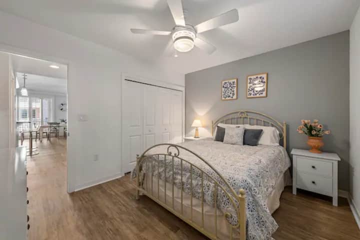 غرفة نوم 2 بسرير بحجم كبير وخزانة وتلفزيون

مرتبة هوائية إضافية بحجم كوين في الخزانة. قابلة للنفخ الذاتي