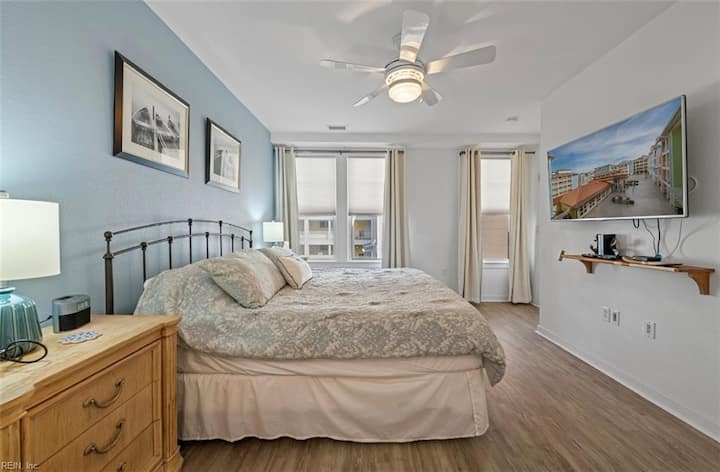 غرفة النوم الرئيسية - سرير كبير بحمام رئيسي ملحق.