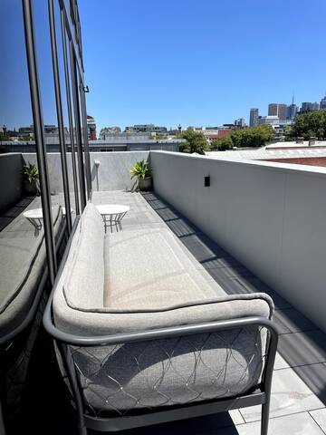 Penthouse With Panoramic City Views gallery image 4