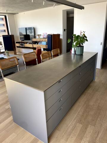 Penthouse With Panoramic City Views gallery image 5