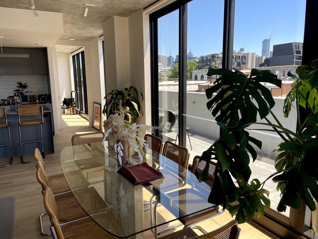 Penthouse With Panoramic City Views gallery image 3