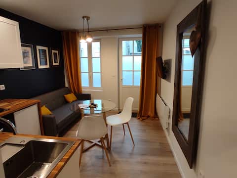 Top Airbnb: "L'Echappée" elegant cottage with free parking in Bayeux
