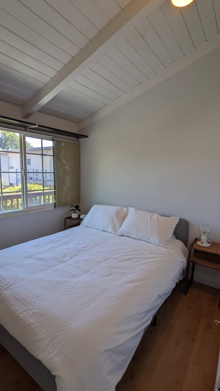 Dvigulė lova ramiame kambaryje, atsuktame į galinį kiemą