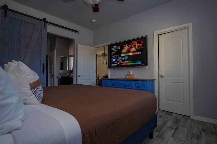 Master Bedrm: Krevat dopio "King", televizor 52"dhe banjë private