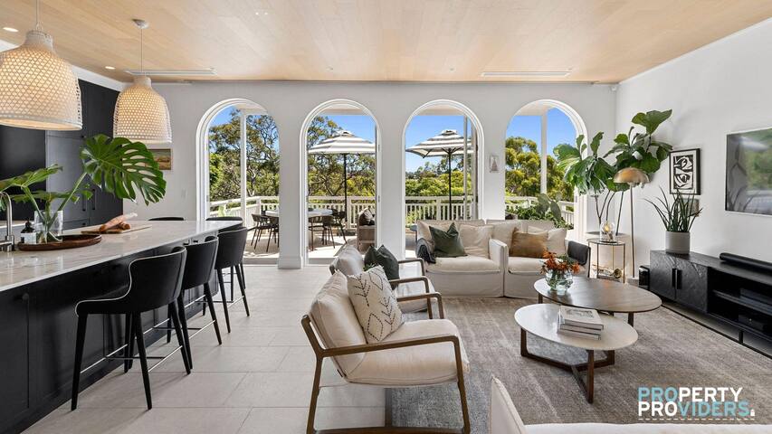 Luxury Views 5 Bedroom Home in Mosman with a Pool gallery image 3