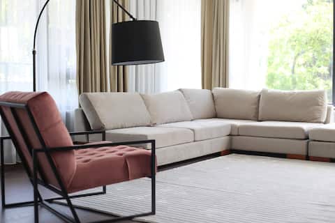 1005. Spacious 3+1 central and close to consulates
