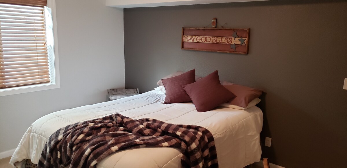 спалнята на най - ниско ниво разполага с по - твърдо двойно легло.