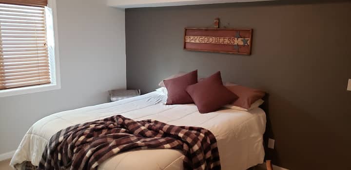 chumba cha kulala cha kiwango cha chini kina kitanda cha kifahari zaidi.