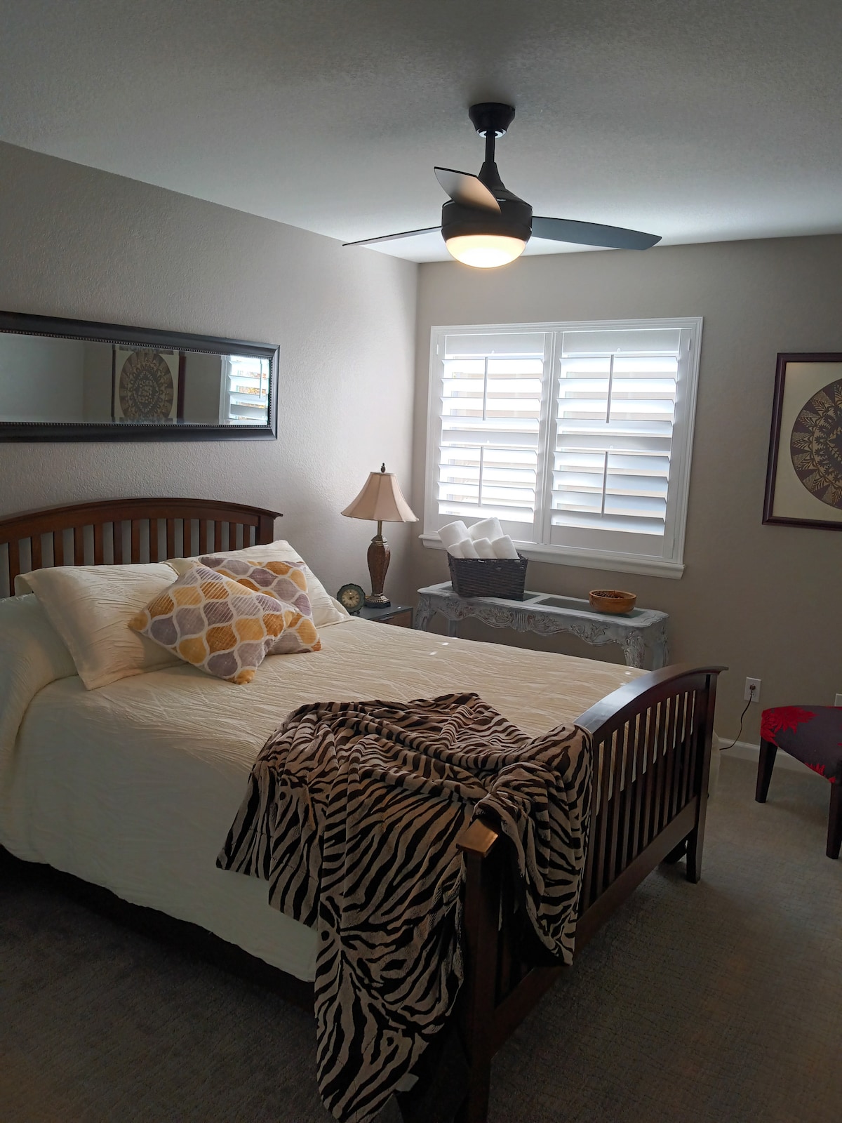 Втора спалня на горния етаж.  Отпуснете се и се насладете на помещението!