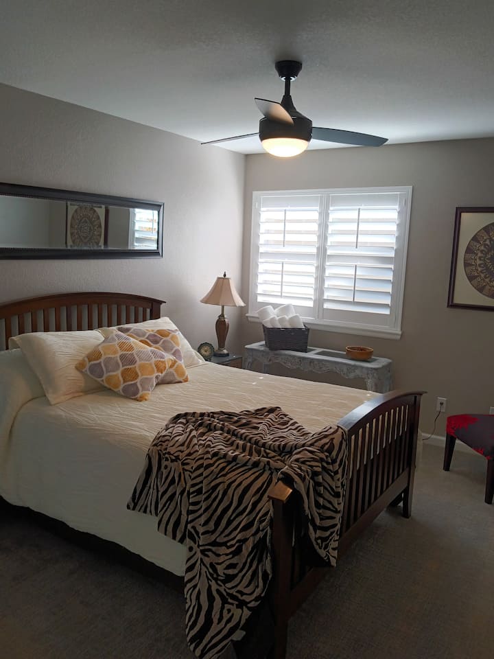 Chumba cha kulala cha ghorofa ya pili.  Pumzika na ufurahie sehemu hiyo!