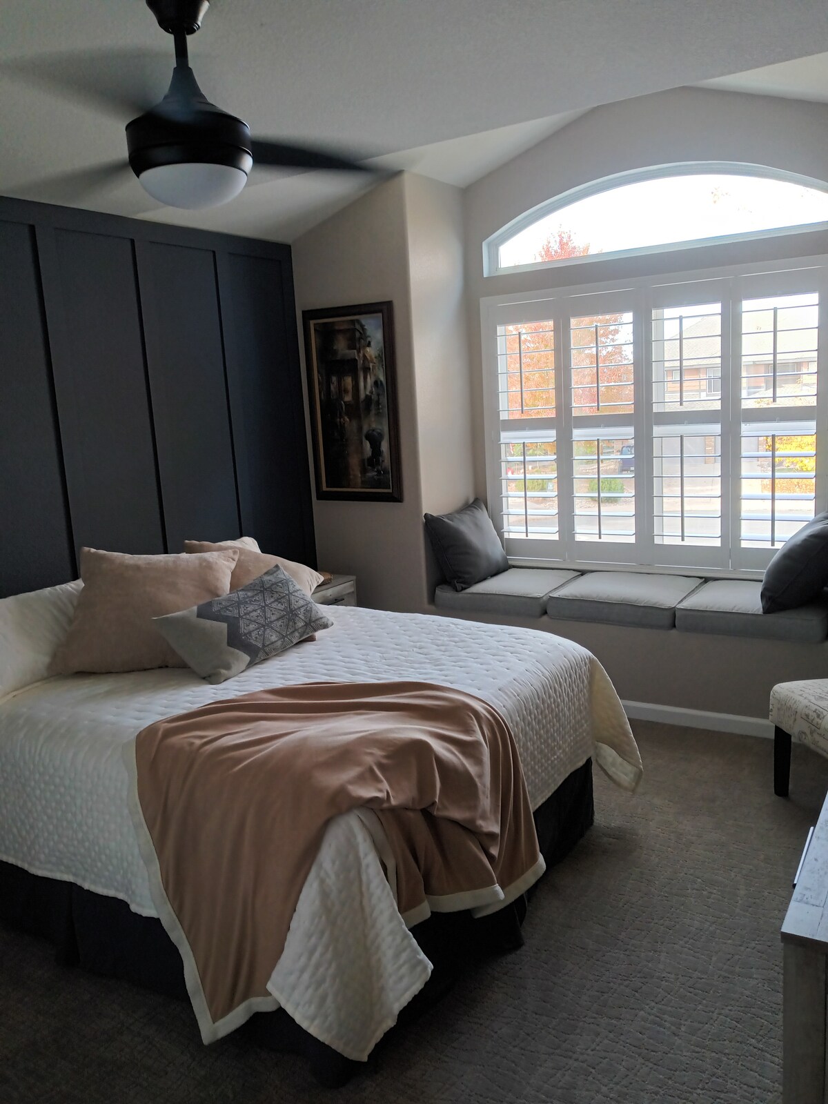 Стая с изглед.  Първа спалня с двойно легло на горното ниво.  