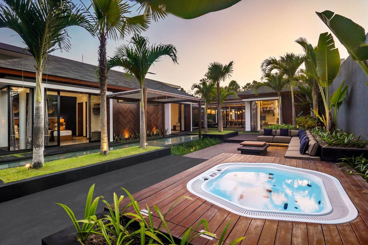 Jacuzzi 5BR Infinity Pool Villa with Jacuzzi & Gym