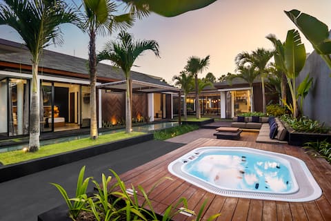 Jacuzzi 5BR Infinity Pool Villa with Jacuzzi & Gym