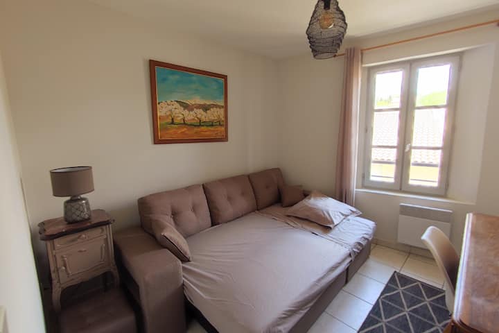 Chumba chako cha kulala cha pili kina kitanda cha sofa.