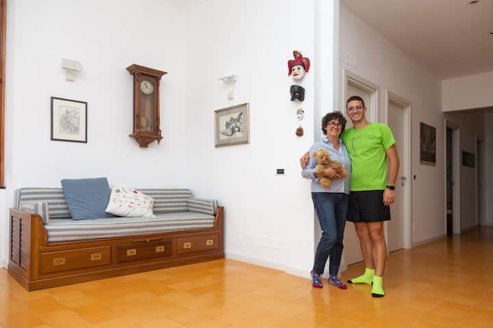 Mama yangu na mimi sebuleni pamoja na kitanda cha sofa - tunasimamia fleti pamoja